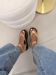 Sandalia detalle dorado beige