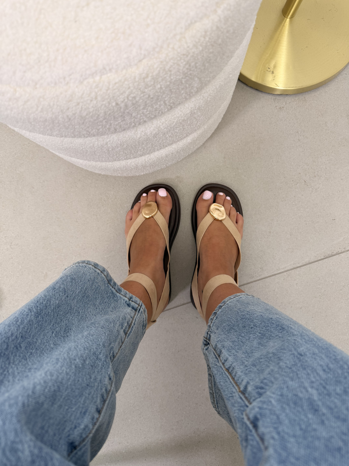 Sandalia detalle dorado beige
