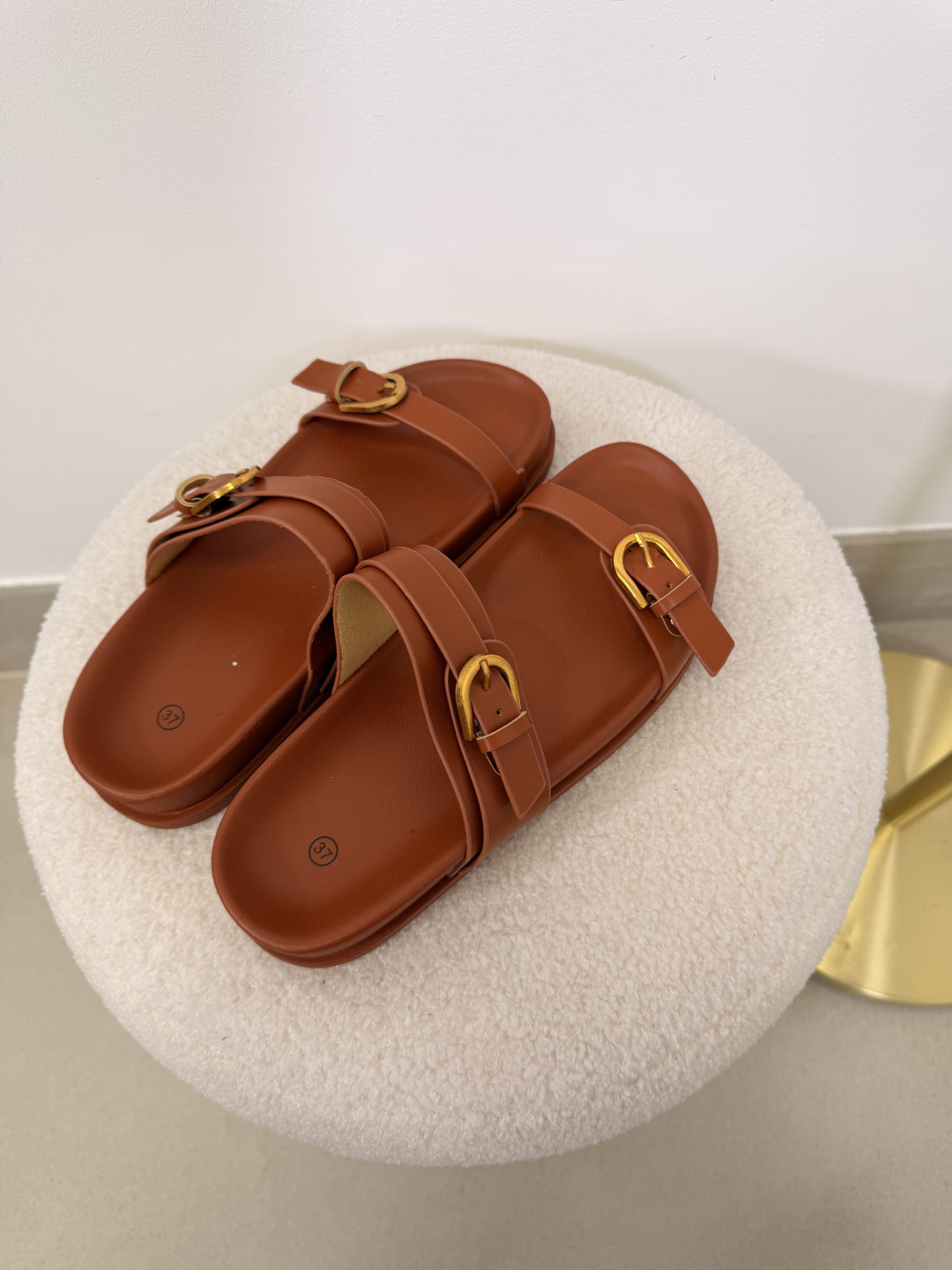 sandalia hebilla detalle camel