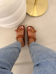 sandalia hebilla detalle camel