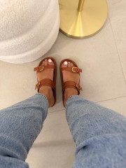 sandalia hebilla detalle camel