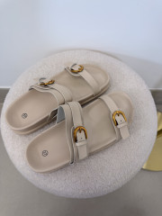 sandalia hebilla detalle beige
