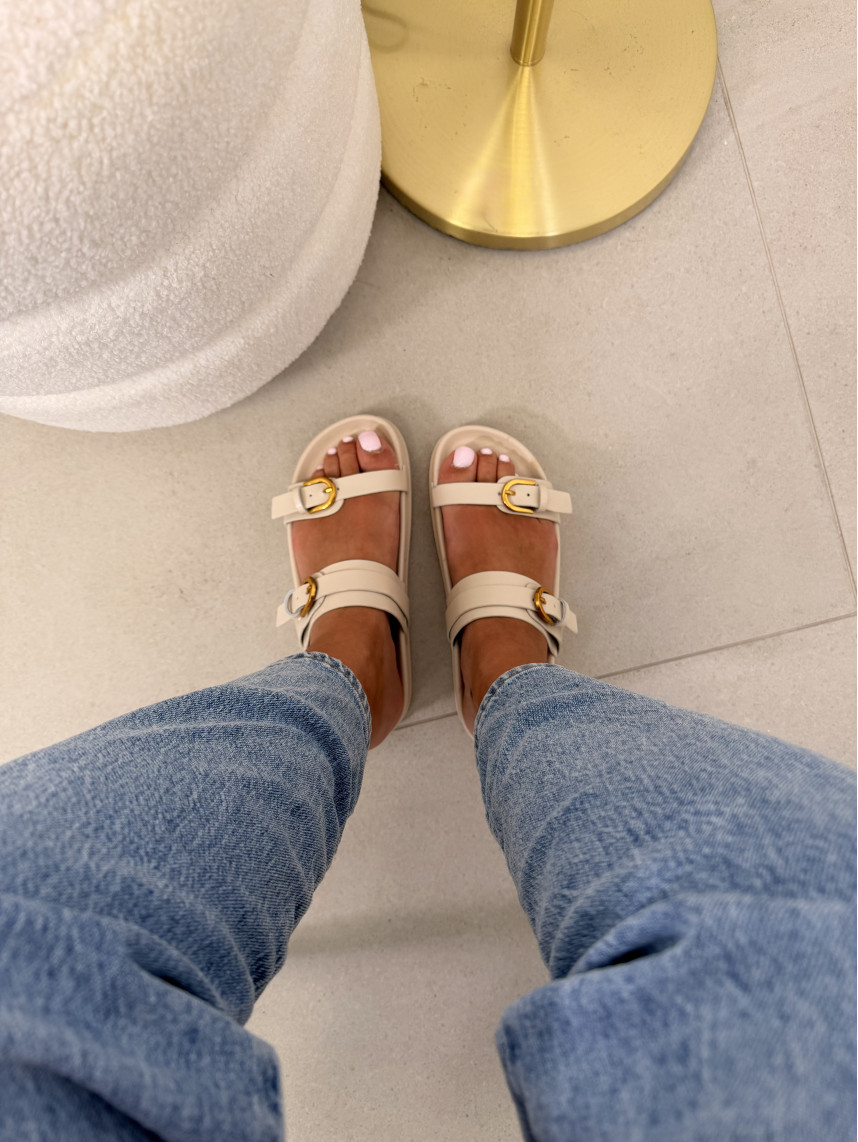 sandalia hebilla detalle beige