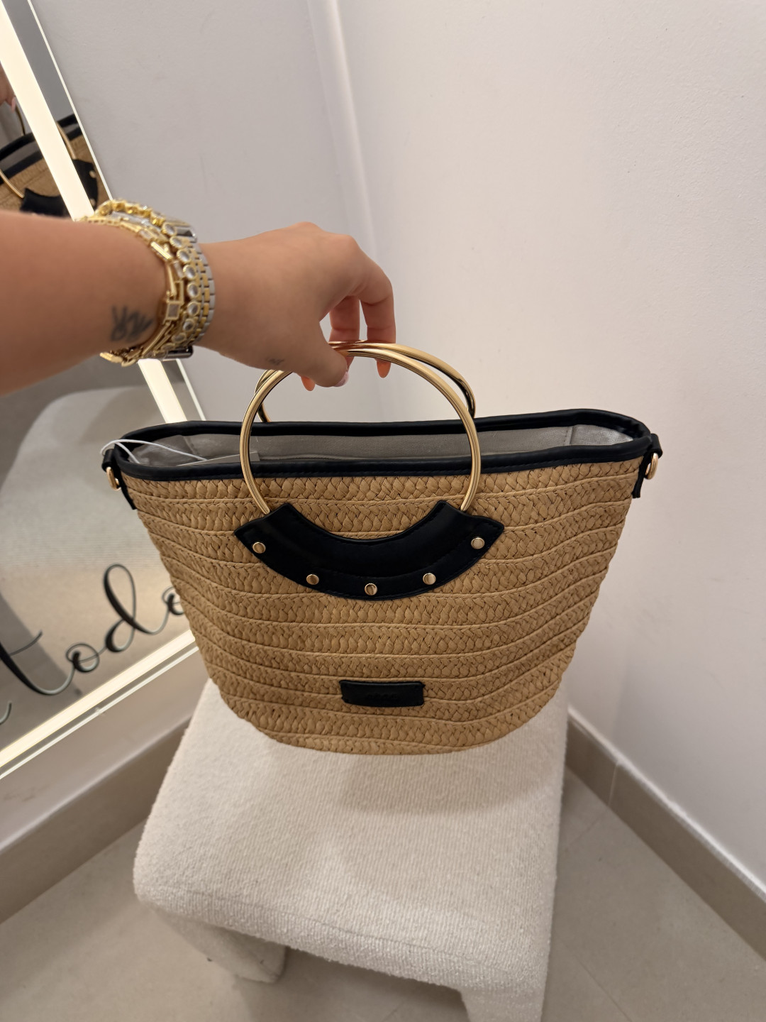 Bolso de mano detalle aro negro