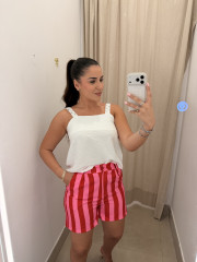 Top blanco detalle tachuela