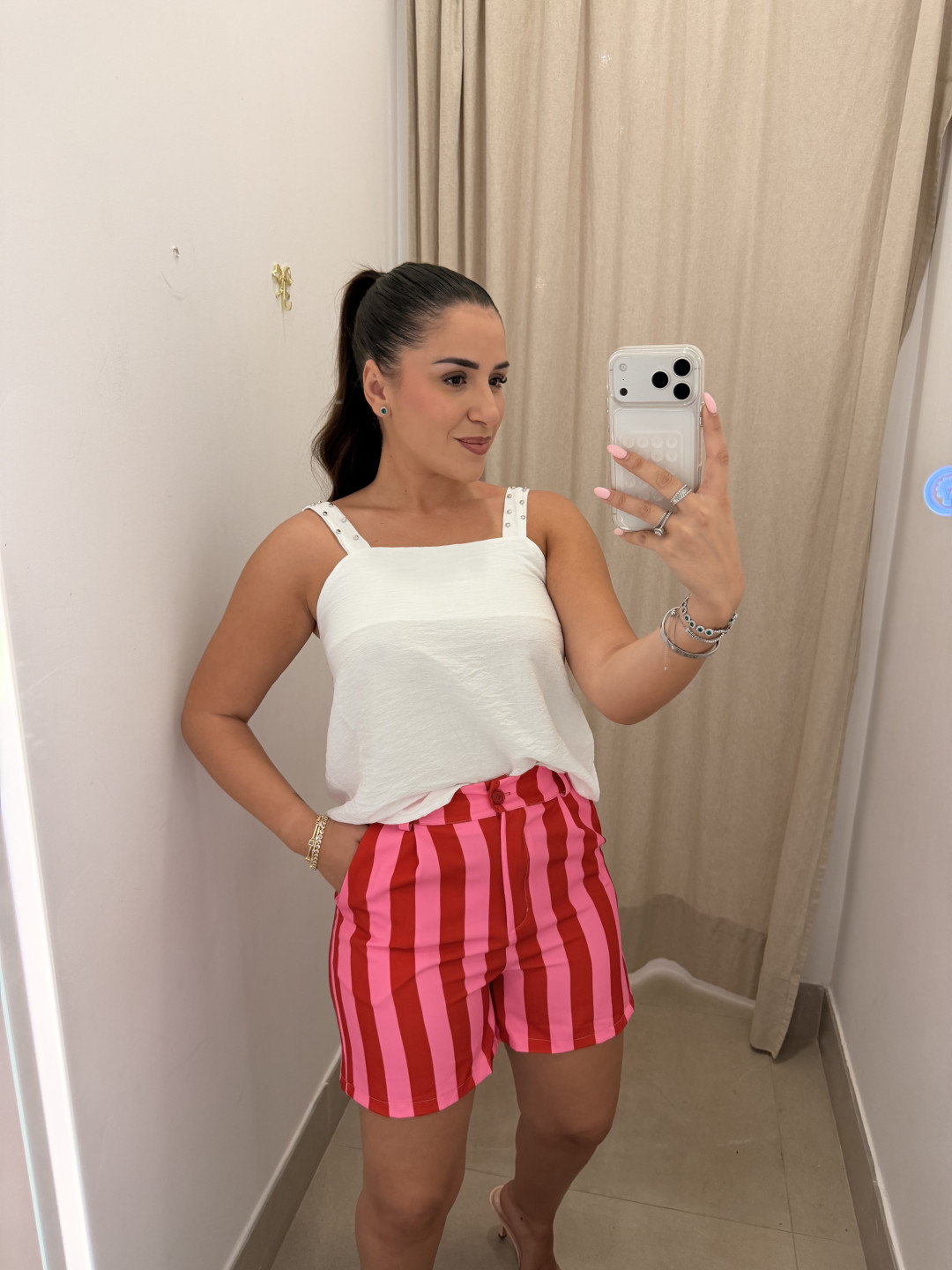 Top blanco detalle tachuela