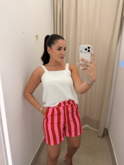 Top blanco detalle tachuela