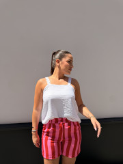 Top blanco detalle tachuela