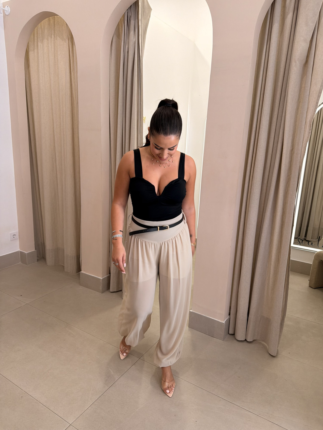 Pantalon globo seda detalle cinturon beige