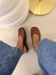 Sandalia rejilla goma marron