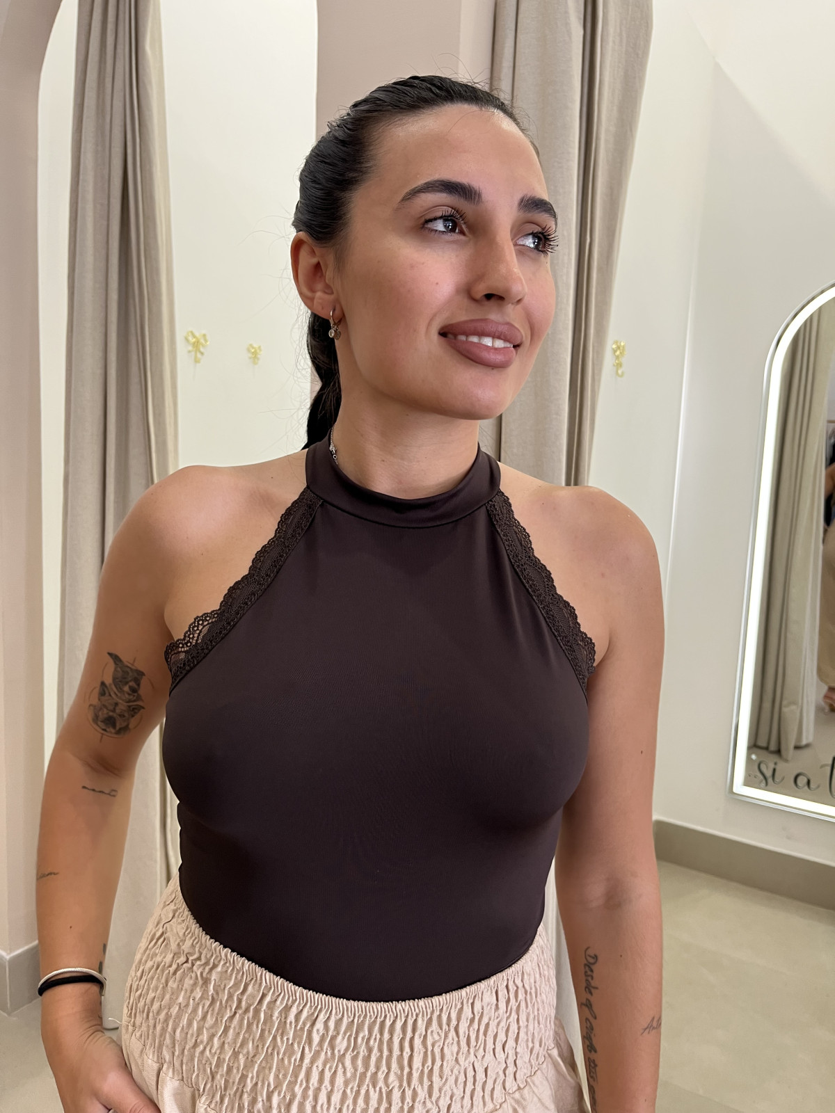 Top detalle cuello halter encaje