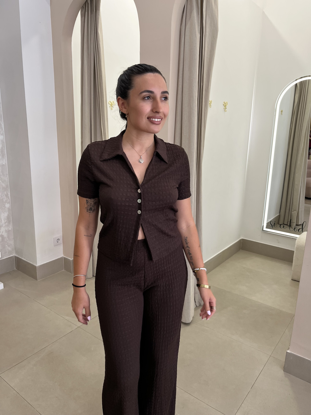 Conjunto arrugado marron oscuro