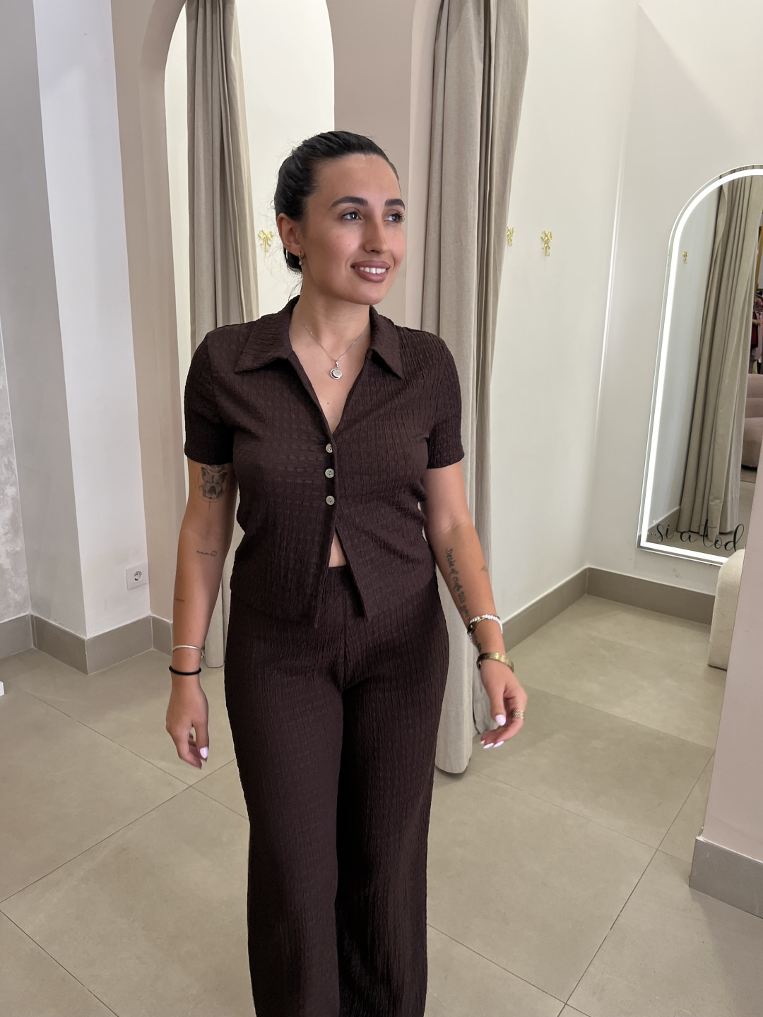 Conjunto arrugado marron oscuro
