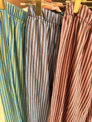 Pantalon rayas corte recto