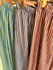 Pantalon rayas corte recto