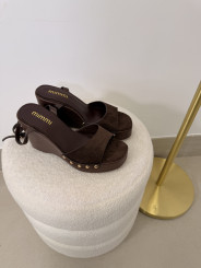 Cuña plataforma detalle tachuelas marron