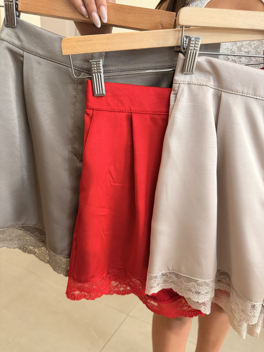 Short satinado detalle encaje