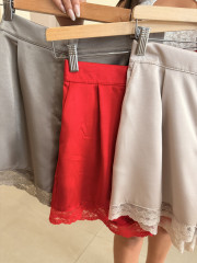 Short satinado detalle encaje